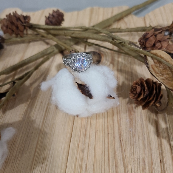 🎉🎉NEW🎉🎉LUXURIOUS!! Round CZ Ring in SILVER Plating - Picture 4 of 16